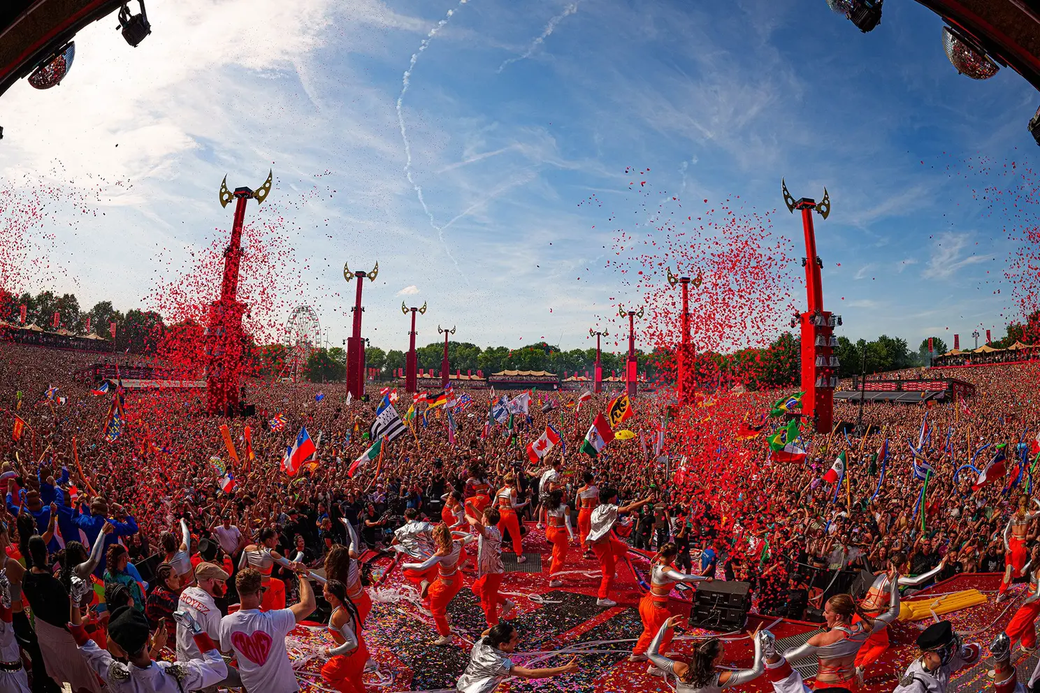 Naar links en naar rechts met een helikopter op Defqon.1 2024
