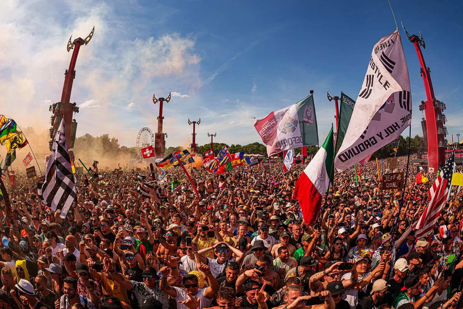 Naar links en naar rechts met een helikopter op Defqon.1 2024