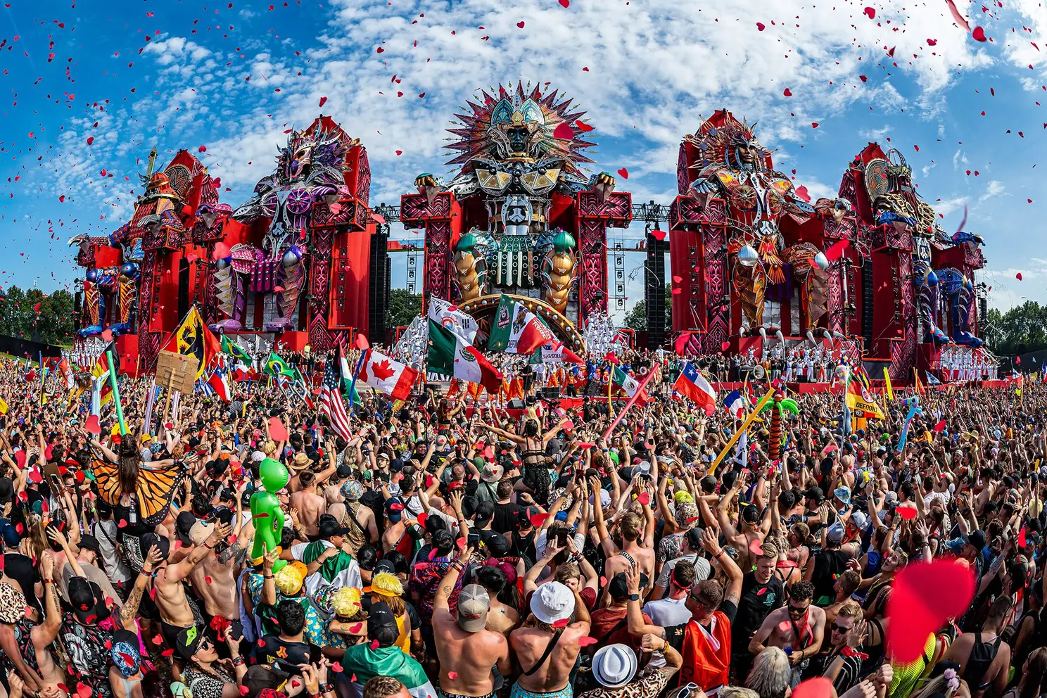 Naar links en naar rechts met een helikopter op Defqon.1 2024