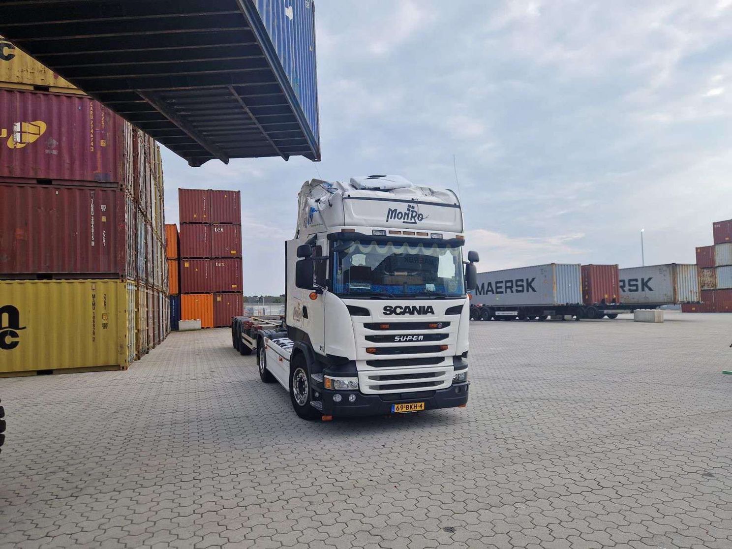 Klein pechgevalletje met een vrachtwagen in Haven Rotterdam