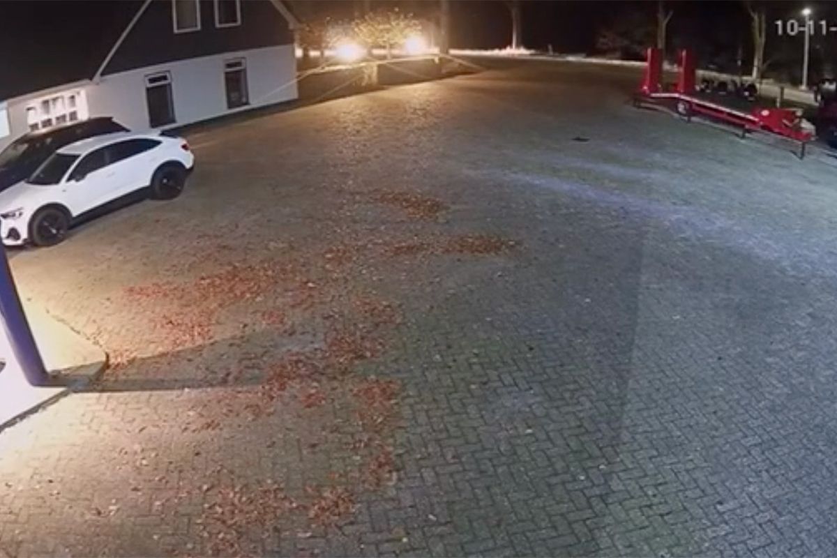 thumb vk beelden opgedoken van auto die van weg raakt in hoogeveen met fatale gevolgen