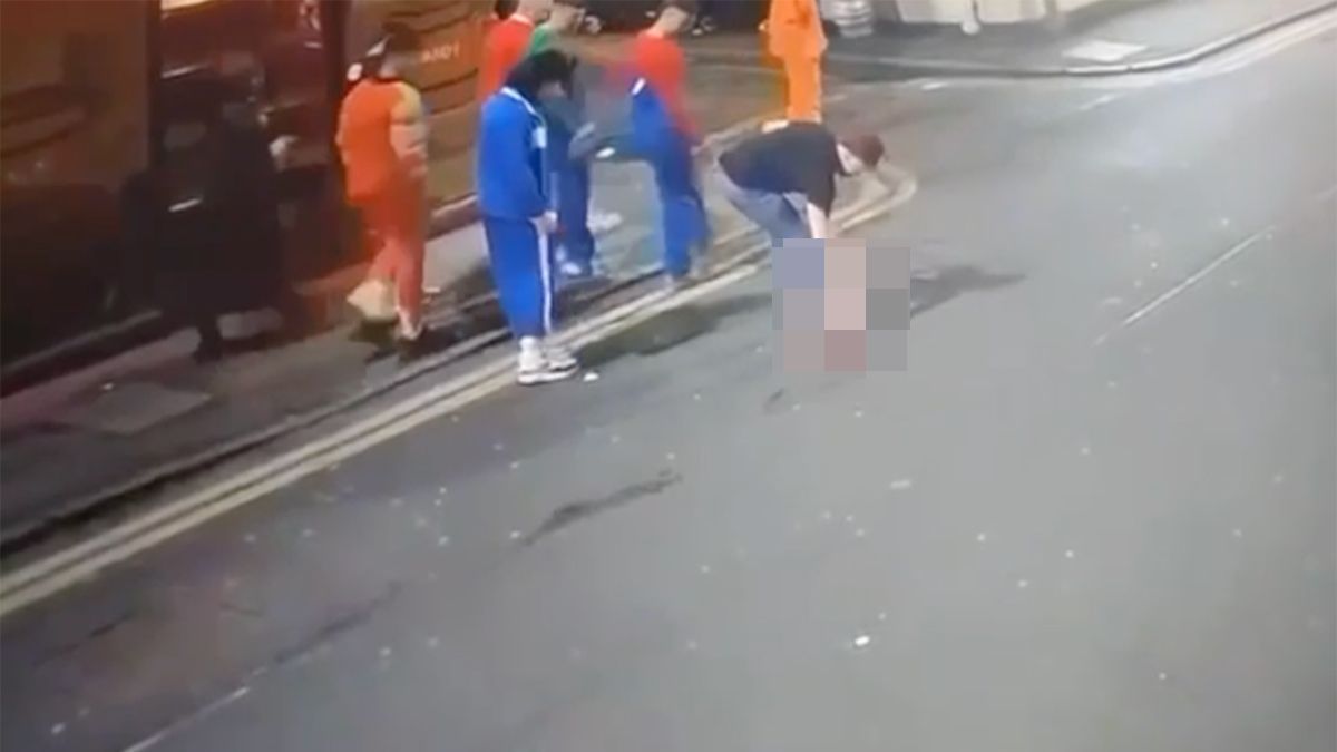 thumb vk hoofd op straat in edinburgh aangezien voor halloween rekwisiet maar is hoofd van 74 jarige man