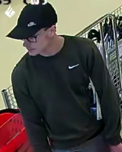 Politie Drenthe zoekt bebrilde Nike-liefhebber na kunstroof Drents Museum en geeft foto’s vrij