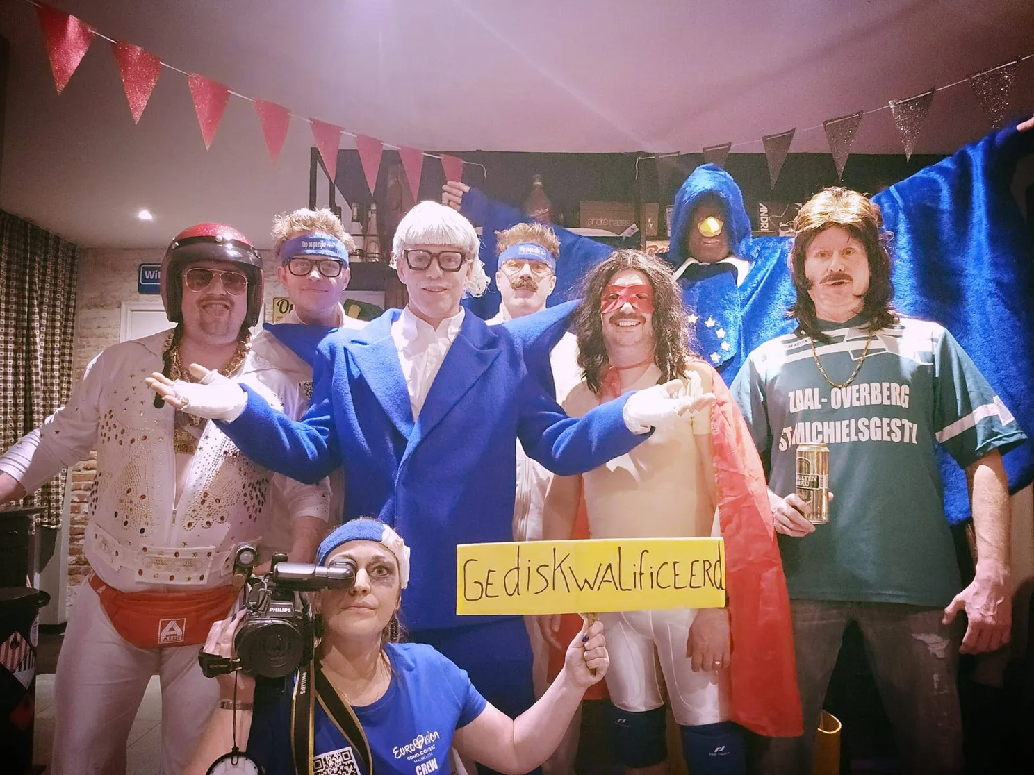 't Tapperijke in Hoeven doet Joost Klein songfestival optreden inclusief beuk aan cameravrouw