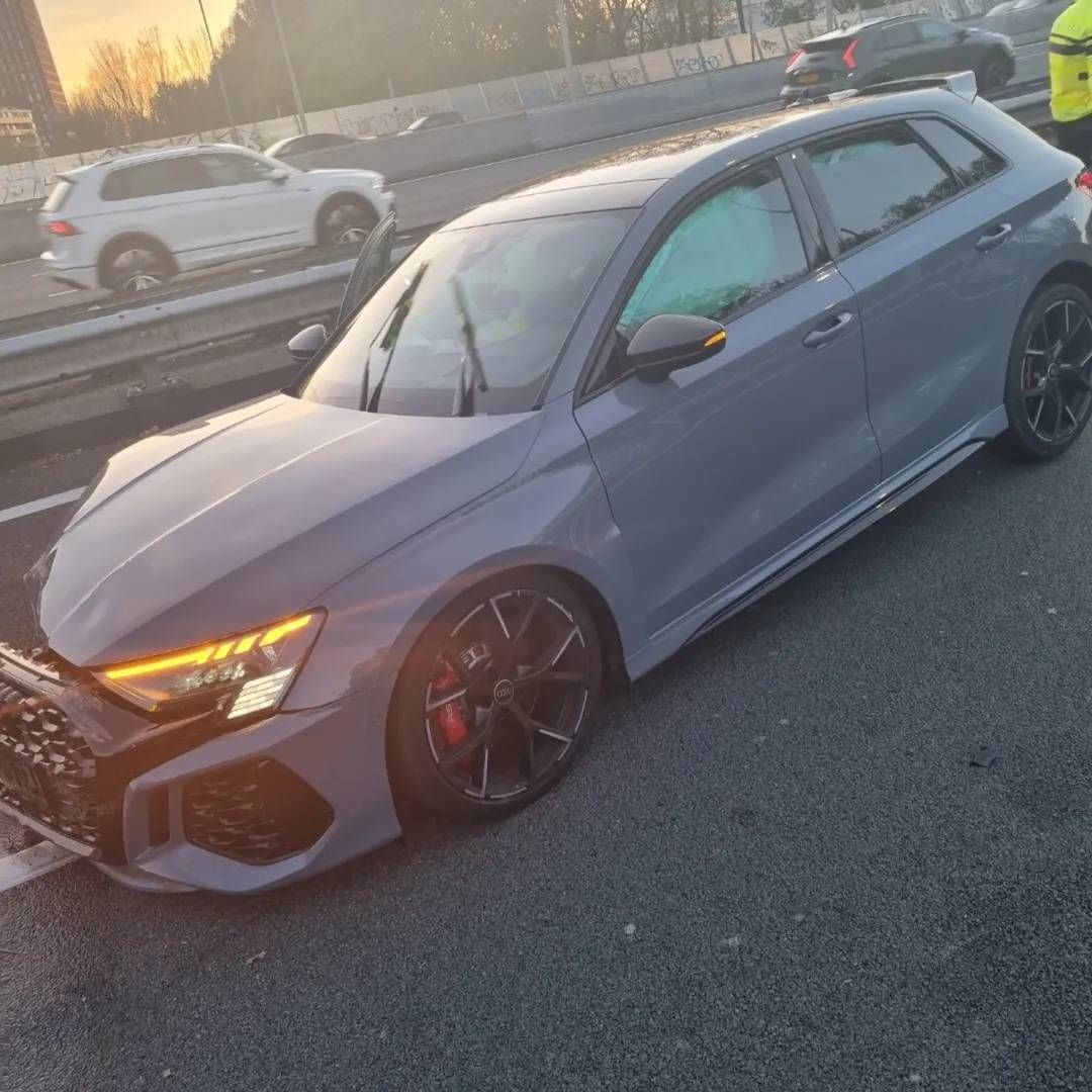 Chaos op de A10: Audi RS3 klapt op vangrail, bestuurder zoek, lachgas en softdrugs blijven achter
