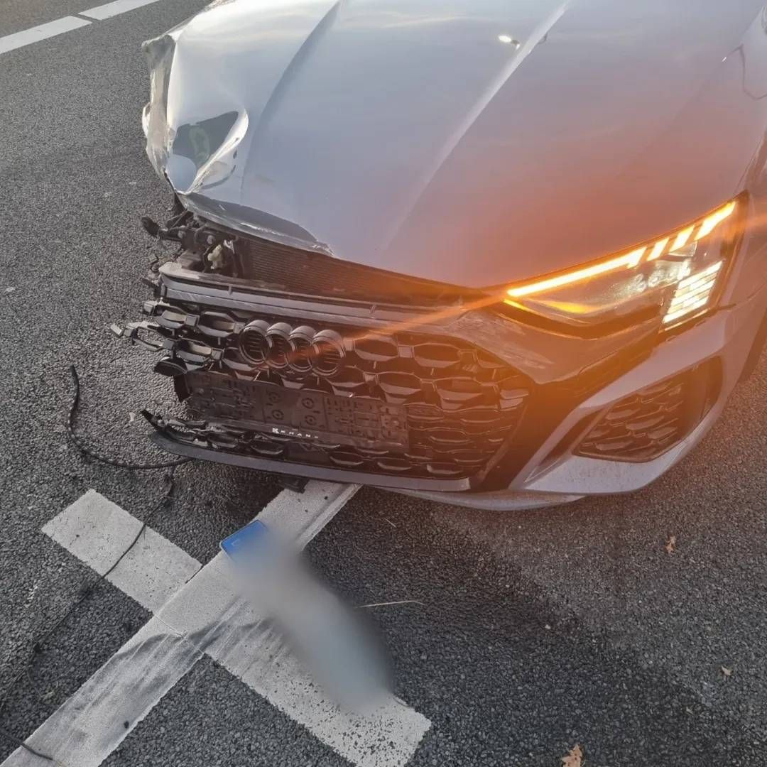 Chaos op de A10: Audi RS3 klapt op vangrail, bestuurder zoek, lachgas en softdrugs blijven achter