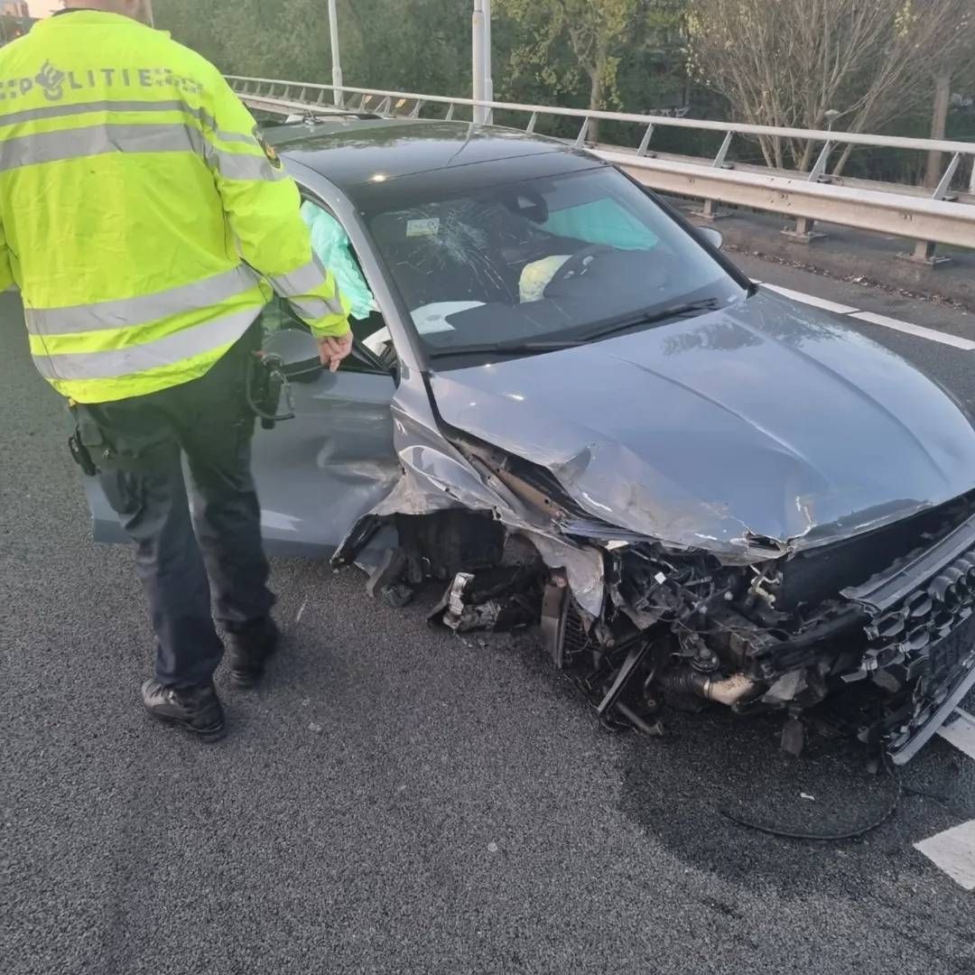 Chaos op de A10: Audi RS3 klapt op vangrail, bestuurder zoek, lachgas en softdrugs blijven achter