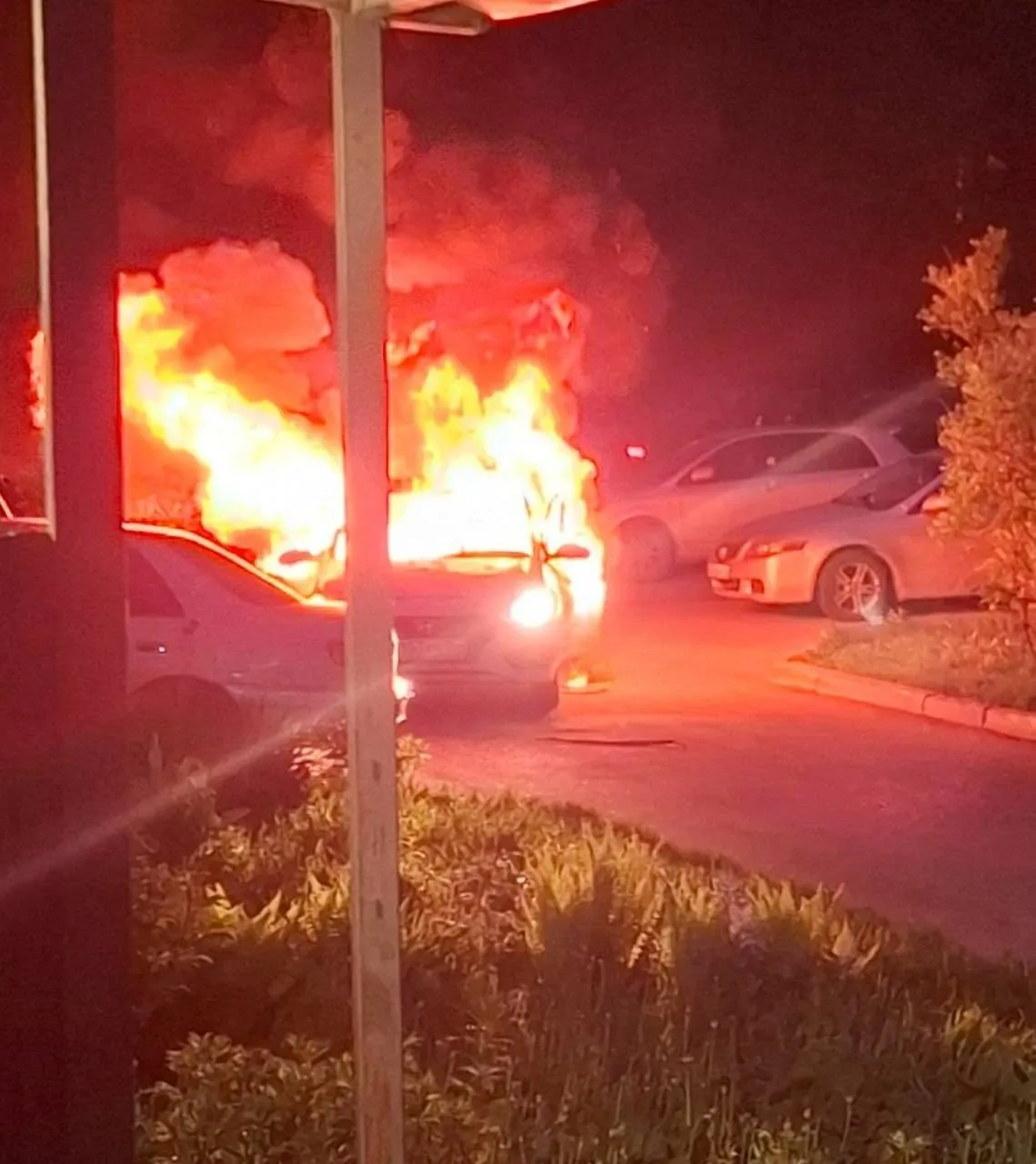 Taxi met gasfles ontploft midden in woonwijk Novosibirsk – bestuurder overleeft