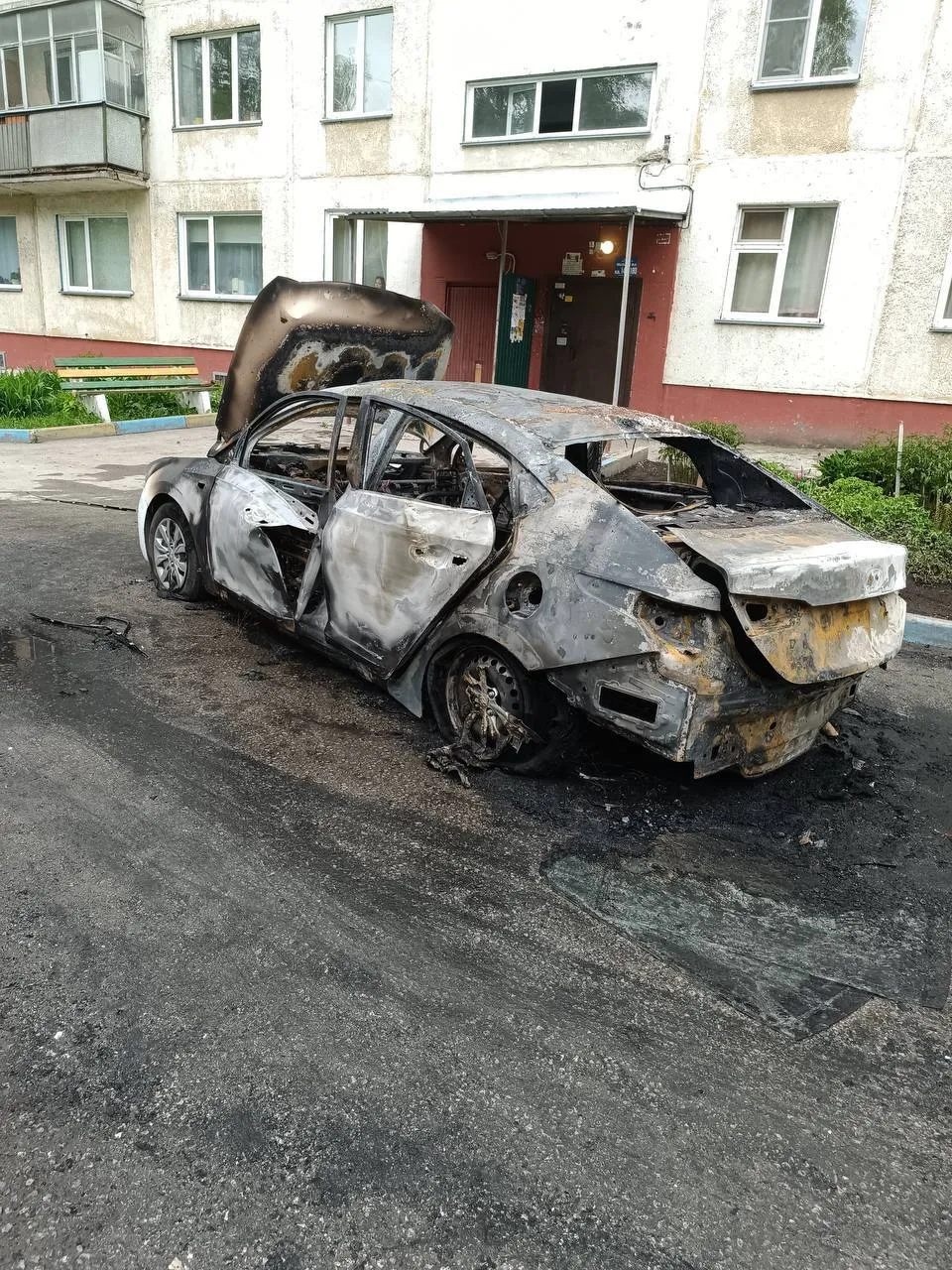 Taxi met gasfles ontploft midden in woonwijk Novosibirsk – bestuurder overleeft
