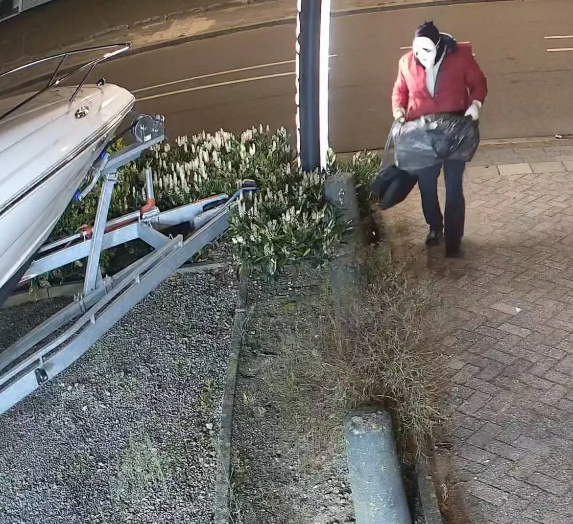 Ghostface steekt boten in de fik bij autobedrijf in Apeldoorn – 25.000 euro voor gouden tip