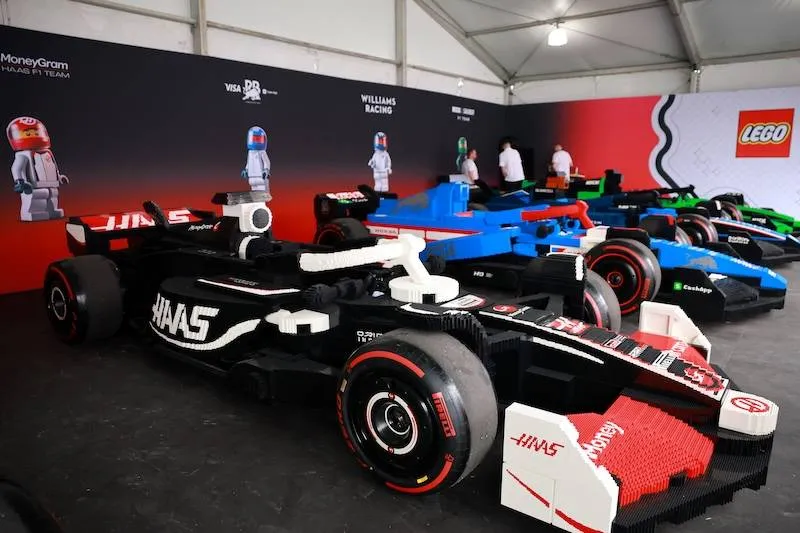 F1-coureurs racen in levensgrote LEGO-auto’s tijdens Grand Prix van Miami