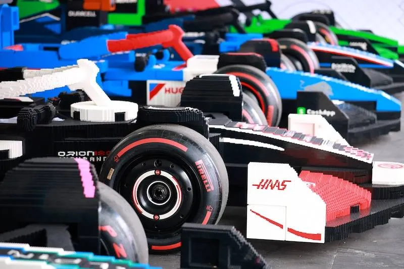 F1-coureurs racen in levensgrote LEGO-auto’s tijdens Grand Prix van Miami