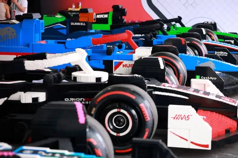 F1-coureurs racen in levensgrote LEGO-auto’s tijdens Grand Prix van Miami