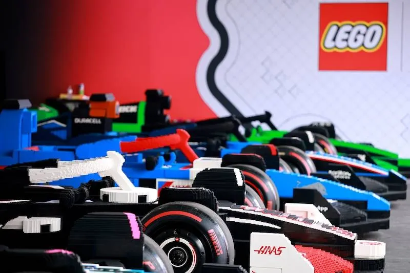 F1-coureurs racen in levensgrote LEGO-auto’s tijdens Grand Prix van Miami