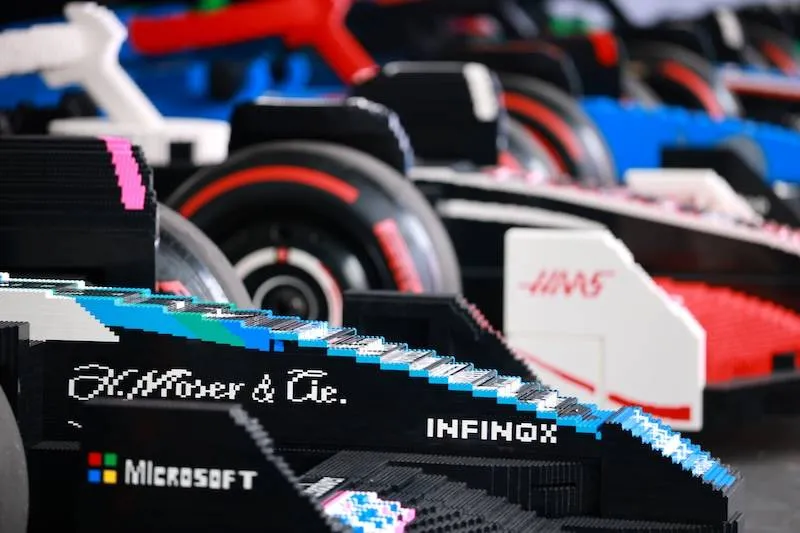 F1-coureurs racen in levensgrote LEGO-auto’s tijdens Grand Prix van Miami