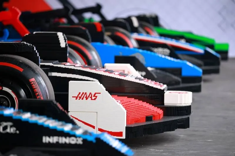 F1-coureurs racen in levensgrote LEGO-auto’s tijdens Grand Prix van Miami