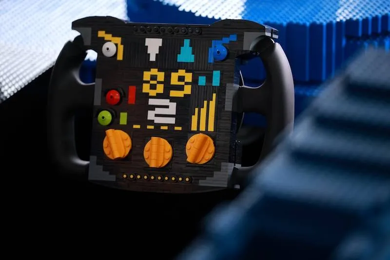 F1-coureurs racen in levensgrote LEGO-auto’s tijdens Grand Prix van Miami