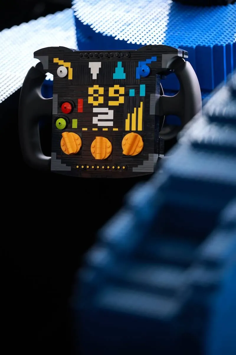 F1-coureurs racen in levensgrote LEGO-auto’s tijdens Grand Prix van Miami