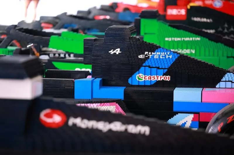 F1-coureurs racen in levensgrote LEGO-auto’s tijdens Grand Prix van Miami