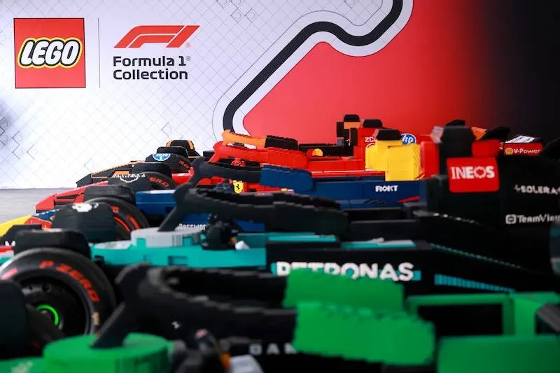 F1-coureurs racen in levensgrote LEGO-auto’s tijdens Grand Prix van Miami