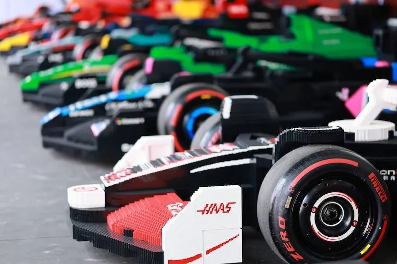 F1-coureurs racen in levensgrote LEGO-auto’s tijdens Grand Prix van Miami