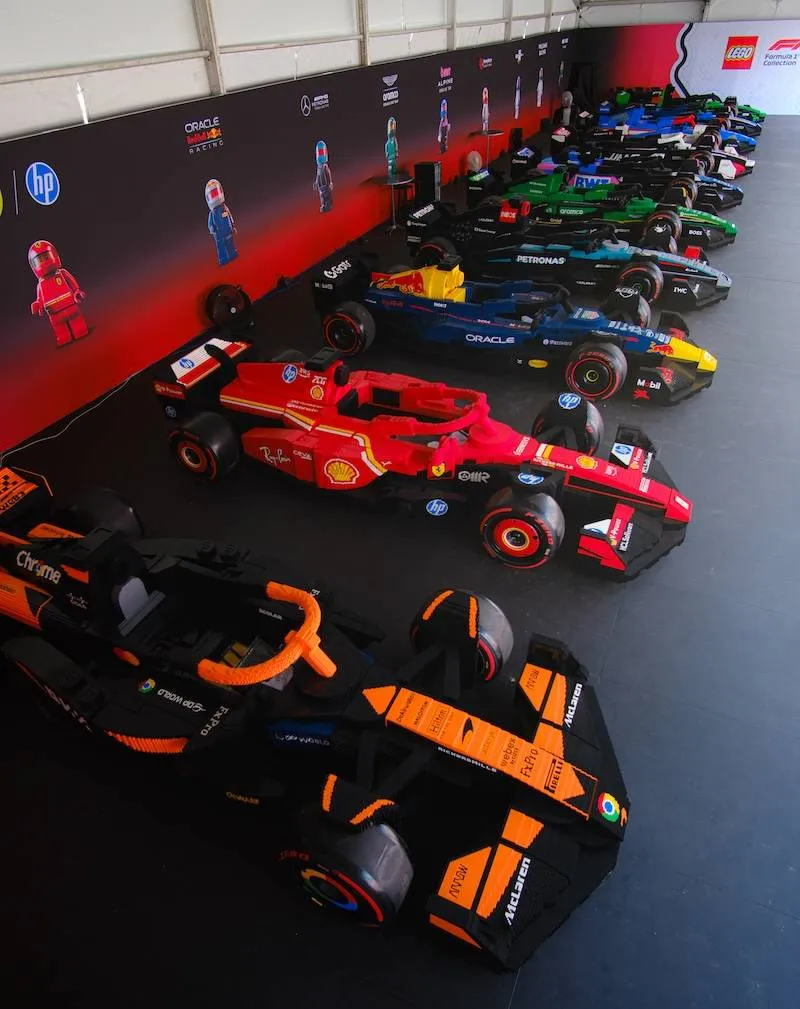 F1-coureurs racen in levensgrote LEGO-auto’s tijdens Grand Prix van Miami