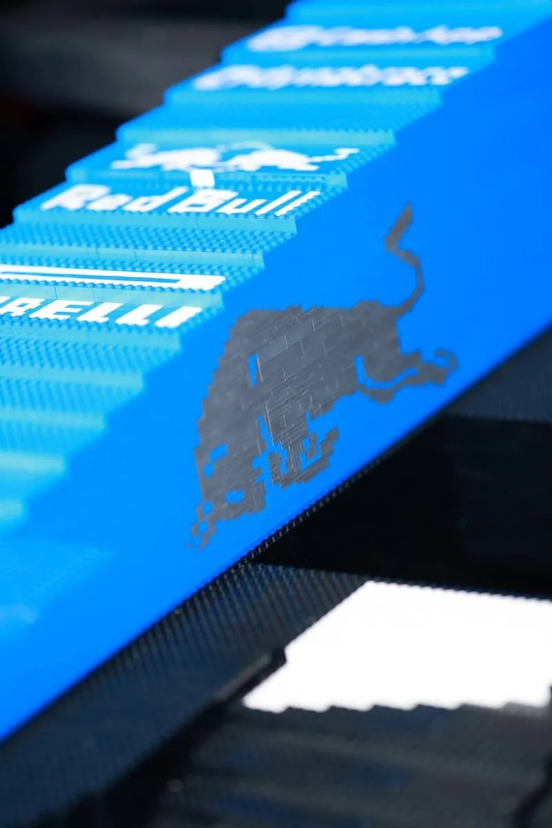 F1-coureurs racen in levensgrote LEGO-auto’s tijdens Grand Prix van Miami