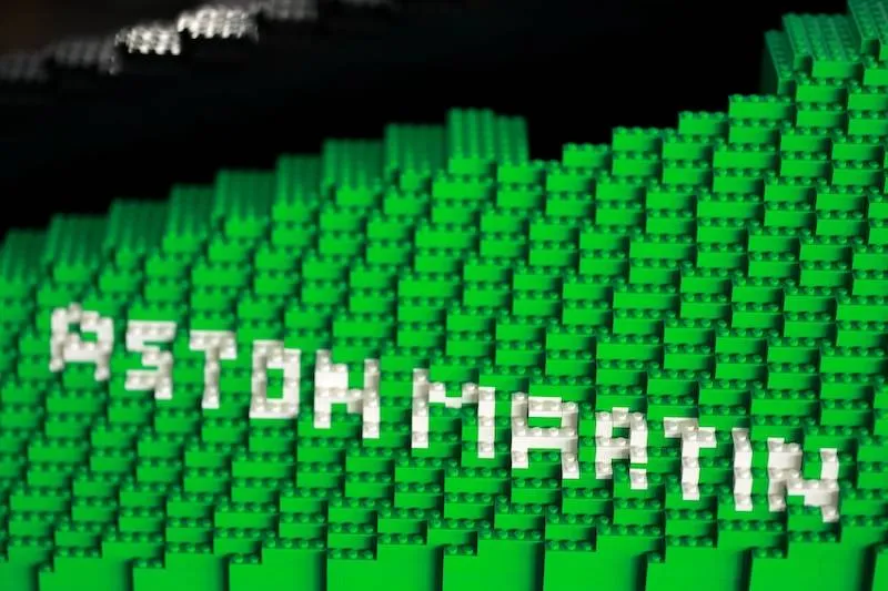 F1-coureurs racen in levensgrote LEGO-auto’s tijdens Grand Prix van Miami