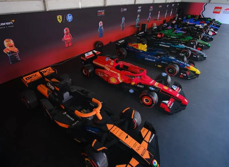 F1-coureurs racen in levensgrote LEGO-auto’s tijdens Grand Prix van Miami