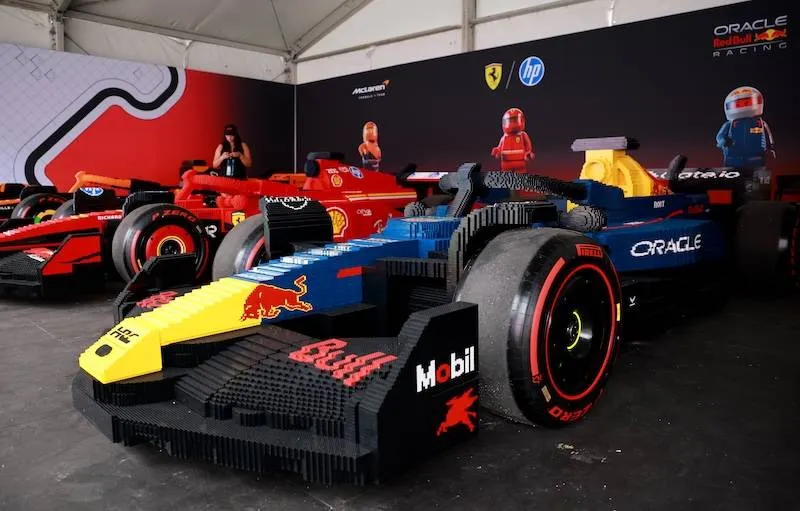 F1-coureurs racen in levensgrote LEGO-auto’s tijdens Grand Prix van Miami