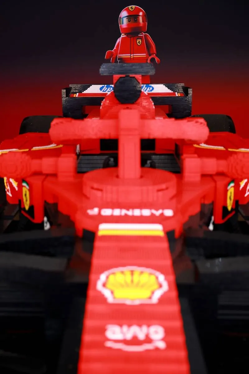 F1-coureurs racen in levensgrote LEGO-auto’s tijdens Grand Prix van Miami