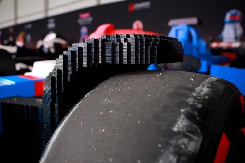 F1-coureurs racen in levensgrote LEGO-auto’s tijdens Grand Prix van Miami