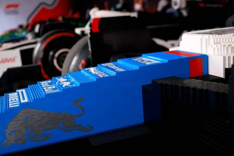 F1-coureurs racen in levensgrote LEGO-auto’s tijdens Grand Prix van Miami