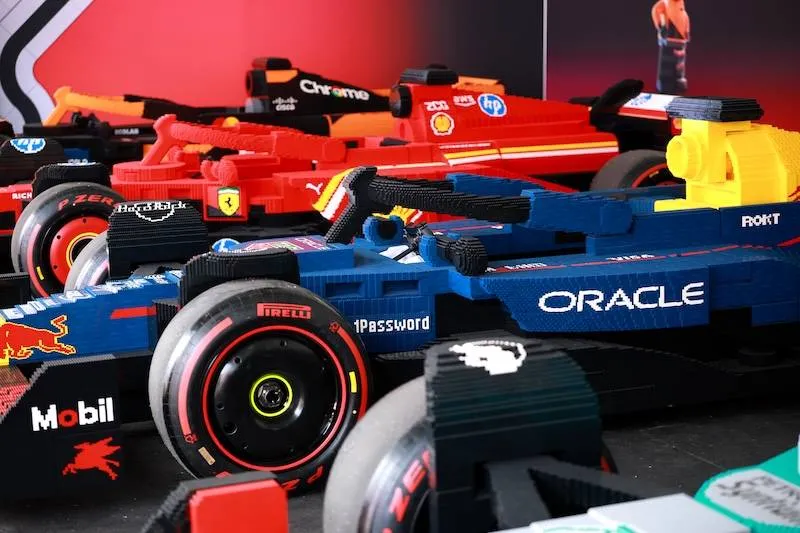 F1-coureurs racen in levensgrote LEGO-auto’s tijdens Grand Prix van Miami