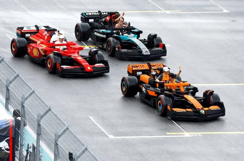F1-coureurs racen in levensgrote LEGO-auto’s tijdens Grand Prix van Miami