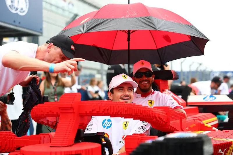 F1-coureurs racen in levensgrote LEGO-auto’s tijdens Grand Prix van Miami