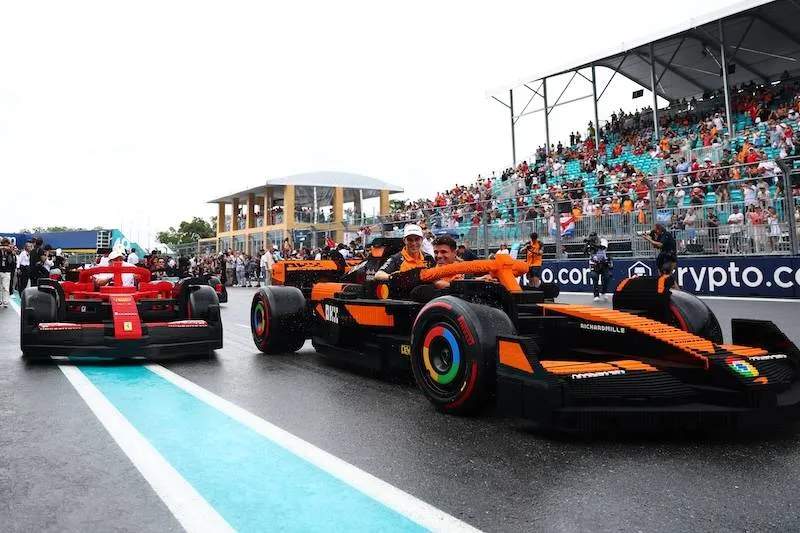 F1-coureurs racen in levensgrote LEGO-auto’s tijdens Grand Prix van Miami