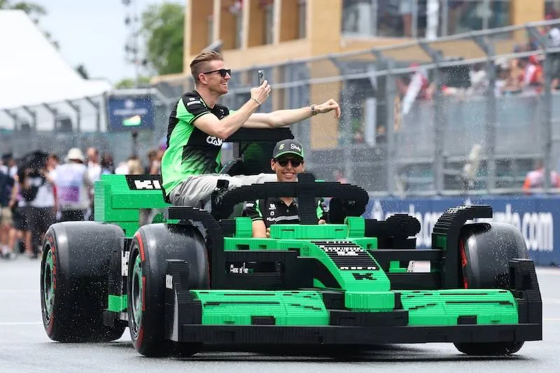 F1-coureurs racen in levensgrote LEGO-auto’s tijdens Grand Prix van Miami