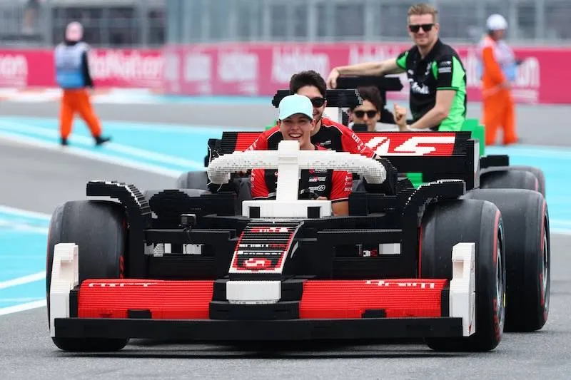 F1-coureurs racen in levensgrote LEGO-auto’s tijdens Grand Prix van Miami