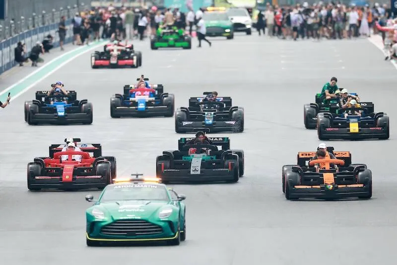 F1-coureurs racen in levensgrote LEGO-auto’s tijdens Grand Prix van Miami