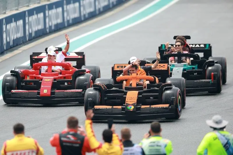 F1-coureurs racen in levensgrote LEGO-auto’s tijdens Grand Prix van Miami