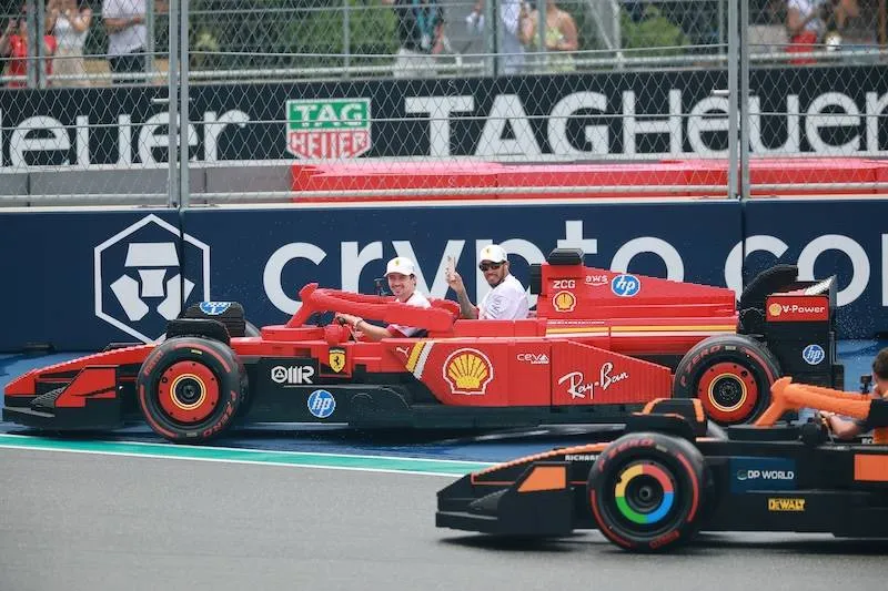 F1-coureurs racen in levensgrote LEGO-auto’s tijdens Grand Prix van Miami