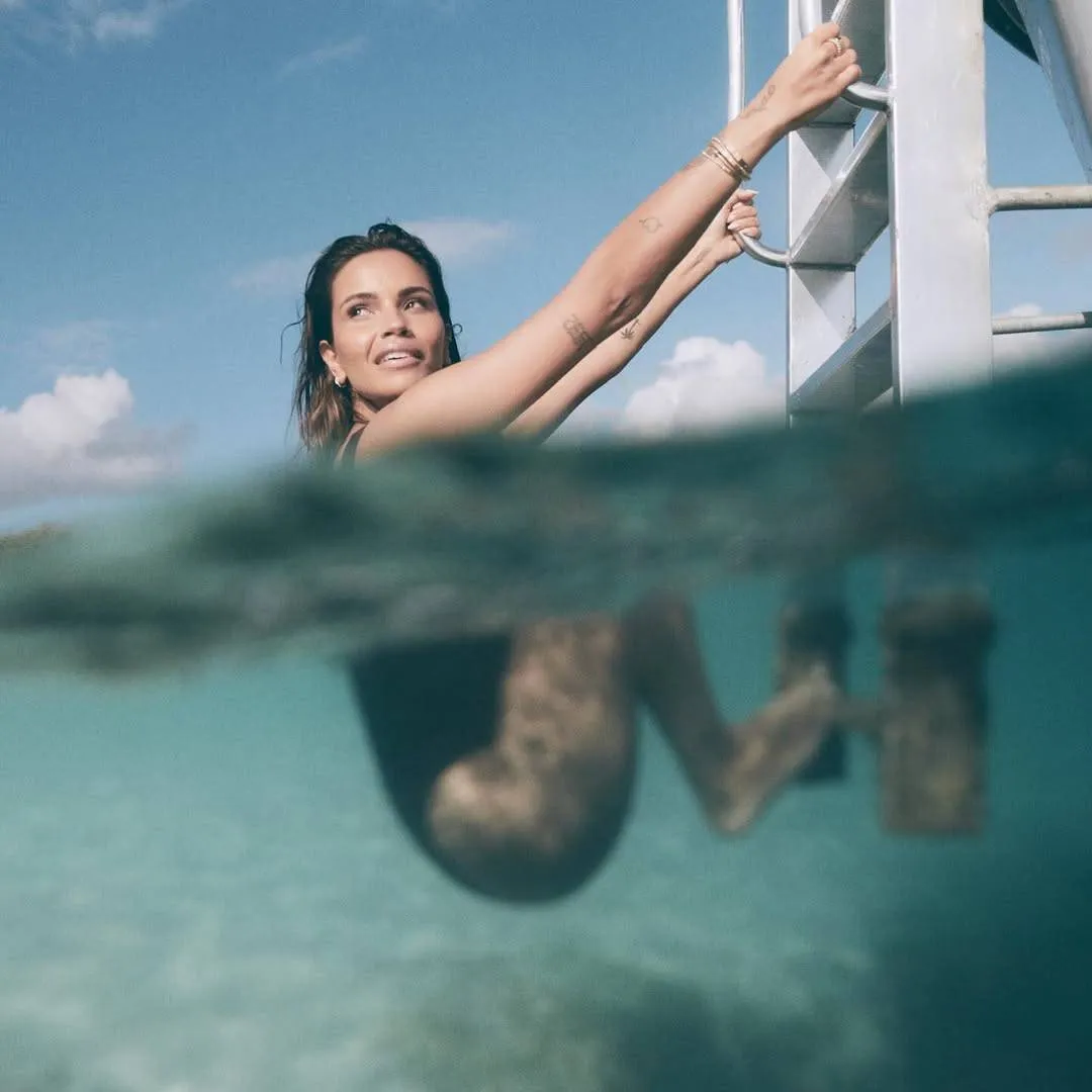 Monica Geuze in swimwear op Curaçao? Ja hoor, Hunkemöller maakt het mogelijk