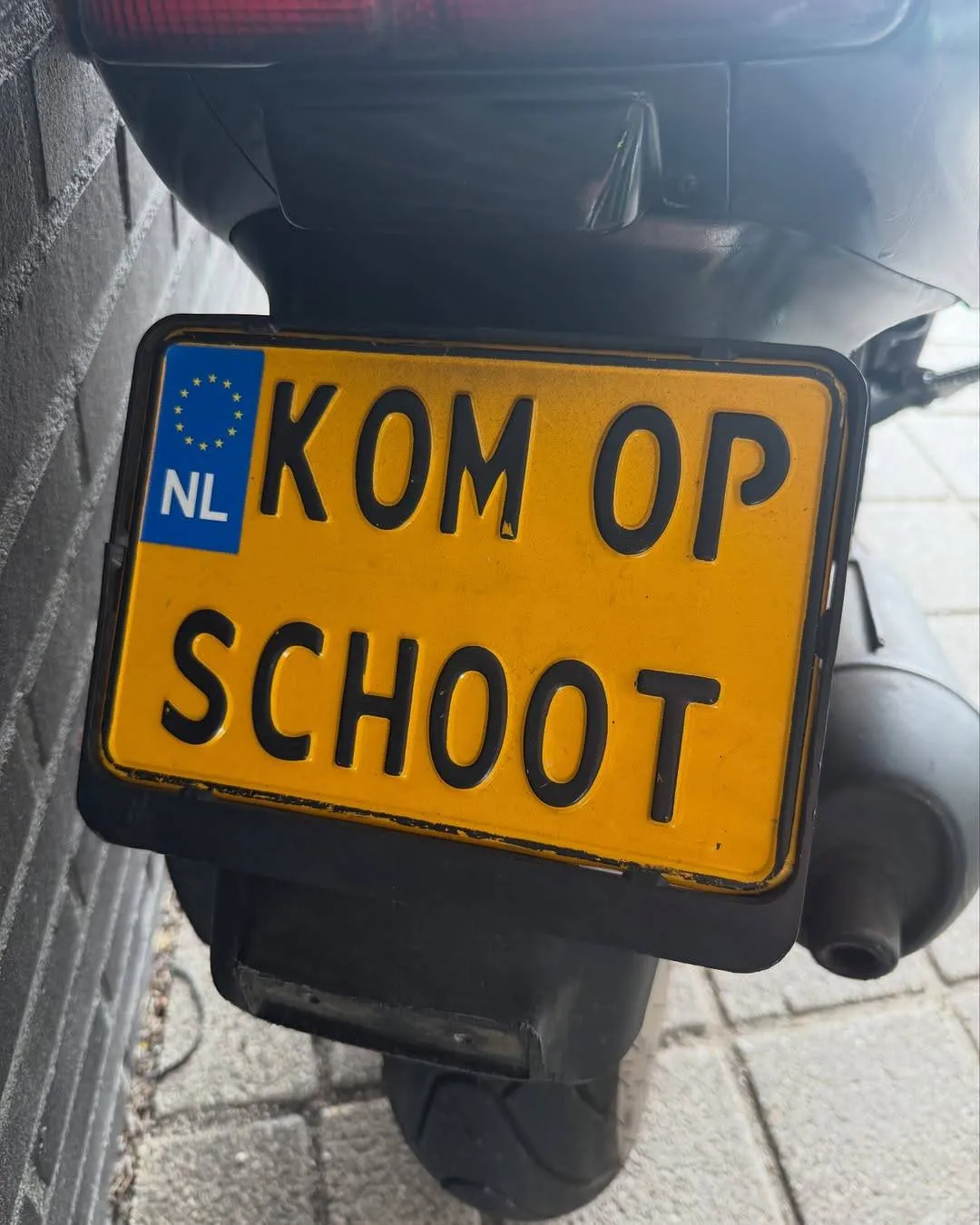 picture vk kom op schoot nummerbord