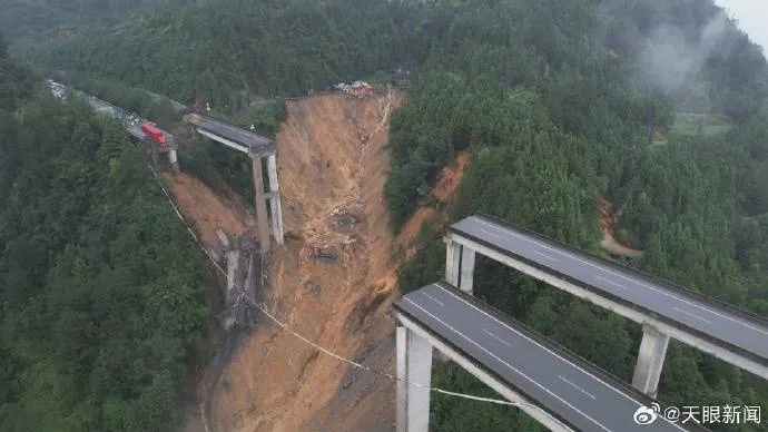 Serieuze wow: Brug in China ingestort, vrachtwagenchauffeur bungelt boven de afgrond