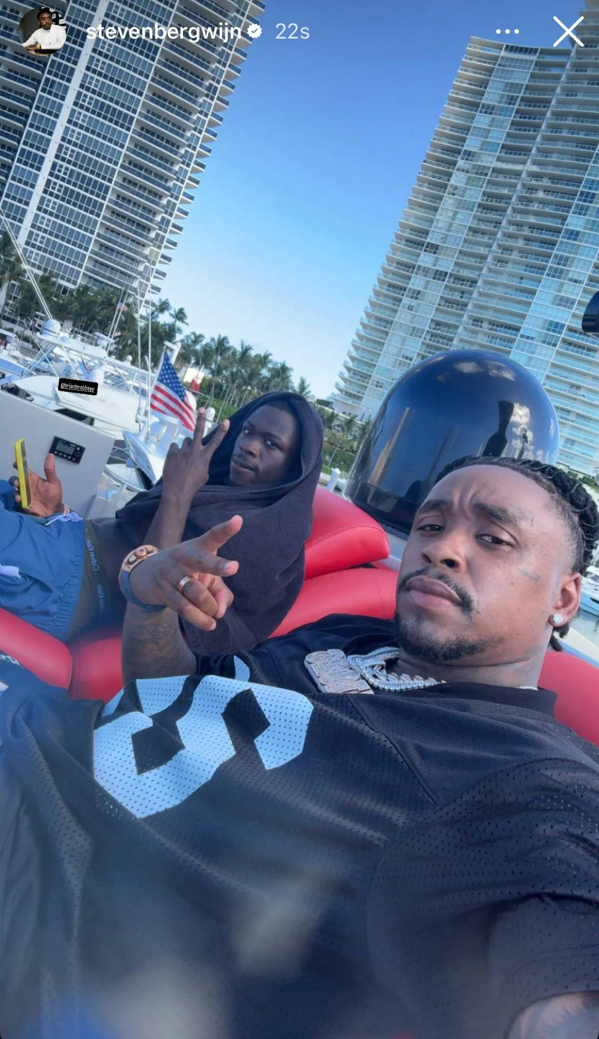 Voetballer Steven Bergwijn heeft het goed voor elkaar in Miami, zit op een jacht met OF-modellen
