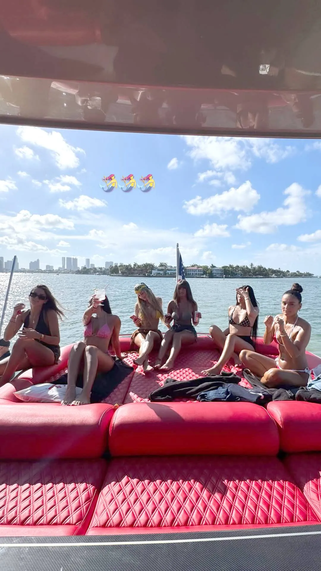 Voetballer Steven Bergwijn heeft het goed voor elkaar in Miami, zit op een jacht met OF-modellen