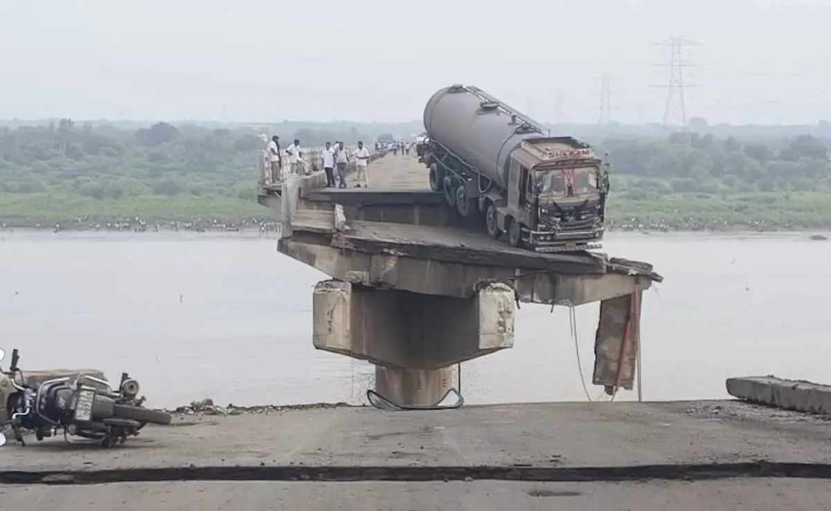 Brug stort in tijdens spits in India: vrachtwagens storten in rivier, één bungelt nog net op het randje