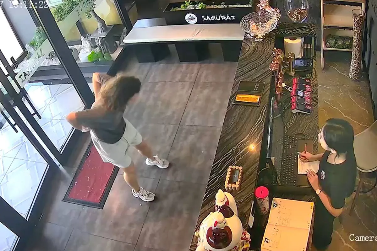 thumb vk dit is echt persoonlijk vrouw deponeert grote boodschap bij balie van restaurant