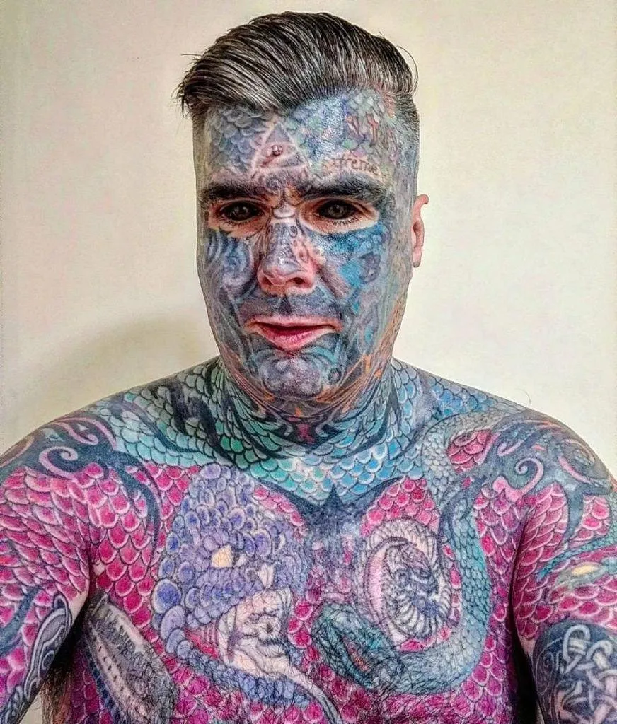 Brit met getatoeëerde knar kan geen vieze filmpjes meer kijken omdat gezichtscheck denkt dat hij een masker draagt